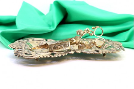 Bandeja e tesoura de morrões com aplicações e relevos, recortes e dois leões profusamento relevados na tesoura.